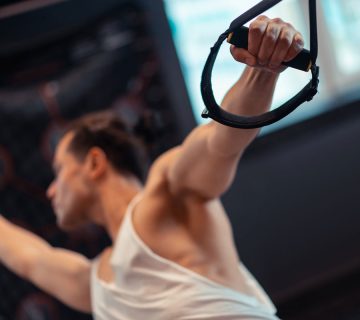 حرکت قایقی تک دست با بند trx