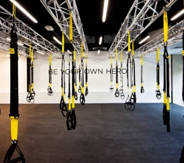 تی ار ایکس یک ابزار ورزشی چندمنظوره است که می‌تواند به شما کمک کند تا عملکرد ورزشی خود را به سطح بالاتری برسانید. این بند، با طراحی انعطاف‌پذیر و مقاوم، در تنظیم تمرینات مختلف مورد استفاده قرار می‌گیرد. تفاوت‌های اندازه و مقاومت در انواع مختلف بندهای تی ار ایکس، امکان انتخاب متناسب با سطح توانمندی شما را فراهم می‌کند. در تمرینات تقویتی، بند تی ار ایکس می‌تواند به عنوان یک مقاومت افزوده برای تمرینات وزنه‌ای استفاده شود. این ابزار می‌تواند باعث افزایش تنش ماهرانه در عضلات شده و به تقویت عضلات کمک کند. همچنین، با ادغام تی ار ایکس در تمرینات انعطاف‌پذیری، می‌توانید محدودیت‌های حرکتی خود را کاهش داده و انعطاف بیشتری برای اجرای حرکات دشوارتر به دست آورید. در تمرینات کاردیویی، تی ار ایکس می‌تواند به عنوان ابزاری برای افزایش شدت فعالیت و افزایش ضربان قلب در حین تمرینات مانند پیاده‌روی یا دویدن استفاده شود. این باعث افزایش سطح استقامت شما و بهبود عملکرد قلب و عروق می‌شود. برای بهره‌وری بیشتر، مهم است که تمرینات با بند تی ار ایکس را با مشاوره مربی ورزشی یا فیزیوتراپیست هماهنگ کرده و برنامه تمرینی خود را با توجه به هدف و شرایط شخصی تنظیم کنید.